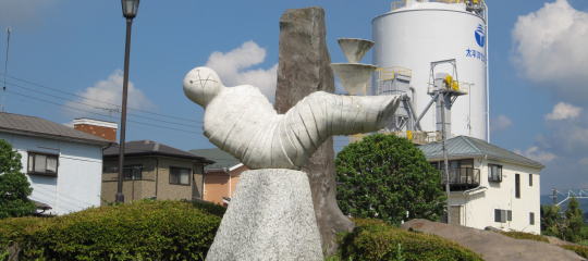 現調先で見かけた興味深い彫刻のイメージ