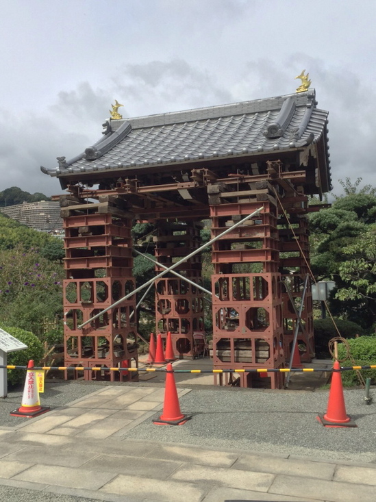 法事で見かけた山門の改修工事のイメージ
