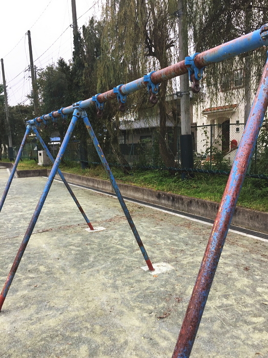 ブランコが撤去された風景のイメージ