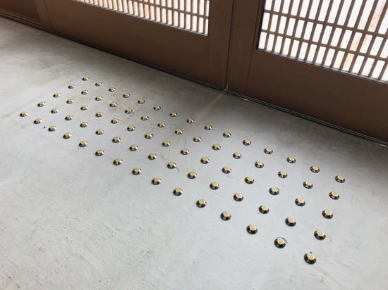 玄関内にも点字ブロックを設置していますのイメージ