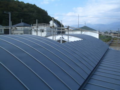 屋根-ガルバリウム鋼板　タテハゼ葺き