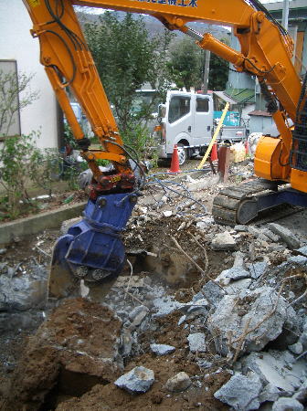 既存建物解体中　その１