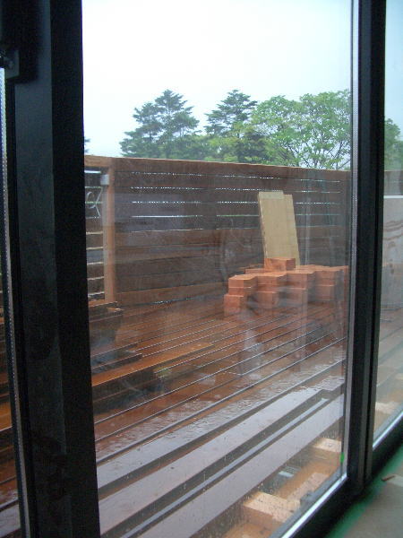 雨に濡れるウリンのイメージ