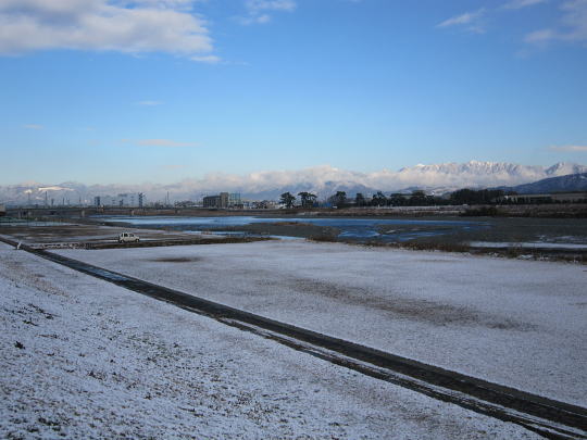 雪景色の酒匂川