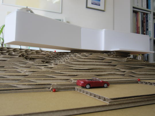 傾斜地に建つ家のボリューム模型
