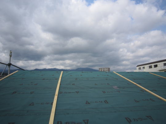 屋根越しに見えるのは箱根山