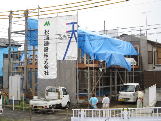 上棟中に激しい雷雨が！