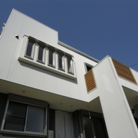 白と黒の対比がシンプルで綺麗なガルバリウム鋼板を貼った建物外観の画像