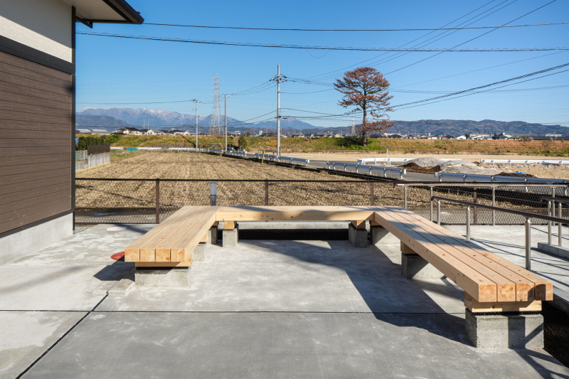 屋外の木製ベンチを塗装してみたのイメージ