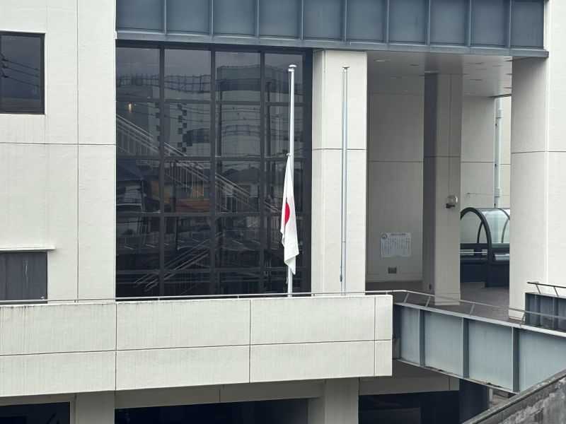 戦没者を追悼し平和を祈念する日—半旗掲揚のイメージ